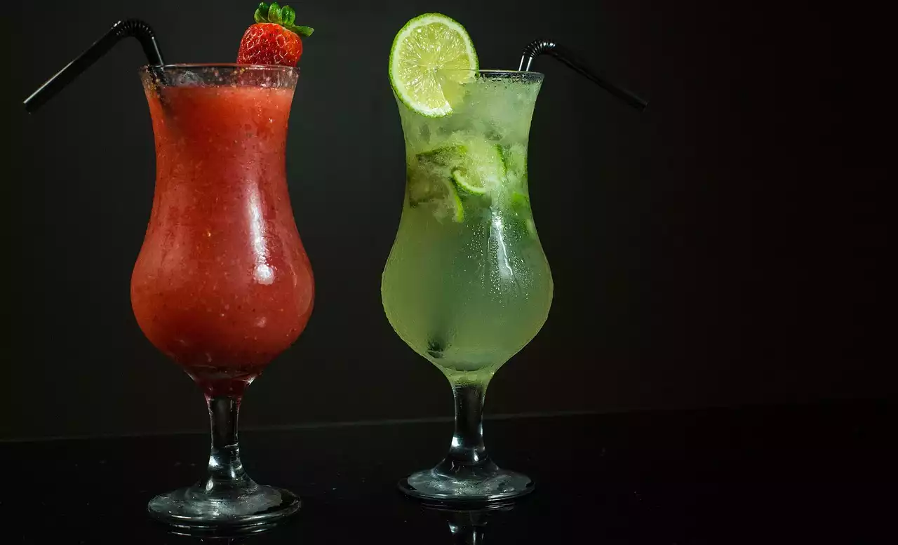 ब्रंच कॉकटेल और पेय: आपके मेनू में बिल्कुल सही जोड़